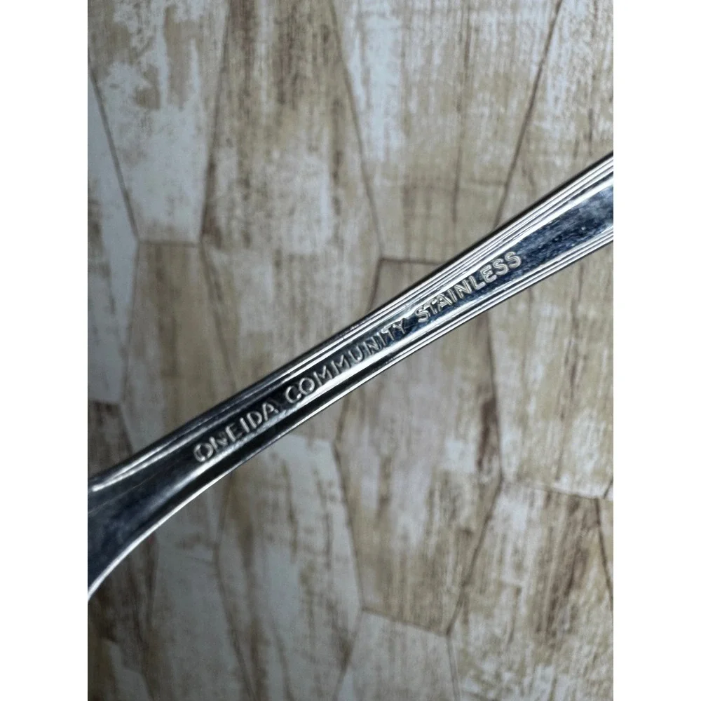 Oneida Community Stainless Floral 4 Spoons 2 Tablespoons 2 Teaspoons‎ Silver